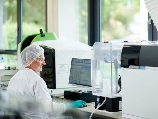 Ein Chemiker in Reinraumkleidung arbeitet an einem ICP-MS