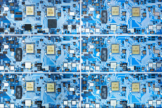 Mehrere Leiterplatten (PCBs) in einem Rahmen